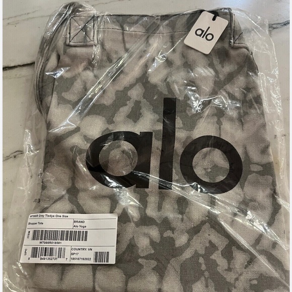 ALO GIFT OF GLOW SET (with Free iconic tote bag) - Picture 9 of 9